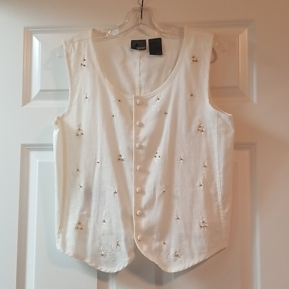 Liz Claiborne Cream sleeveless top with embroidery